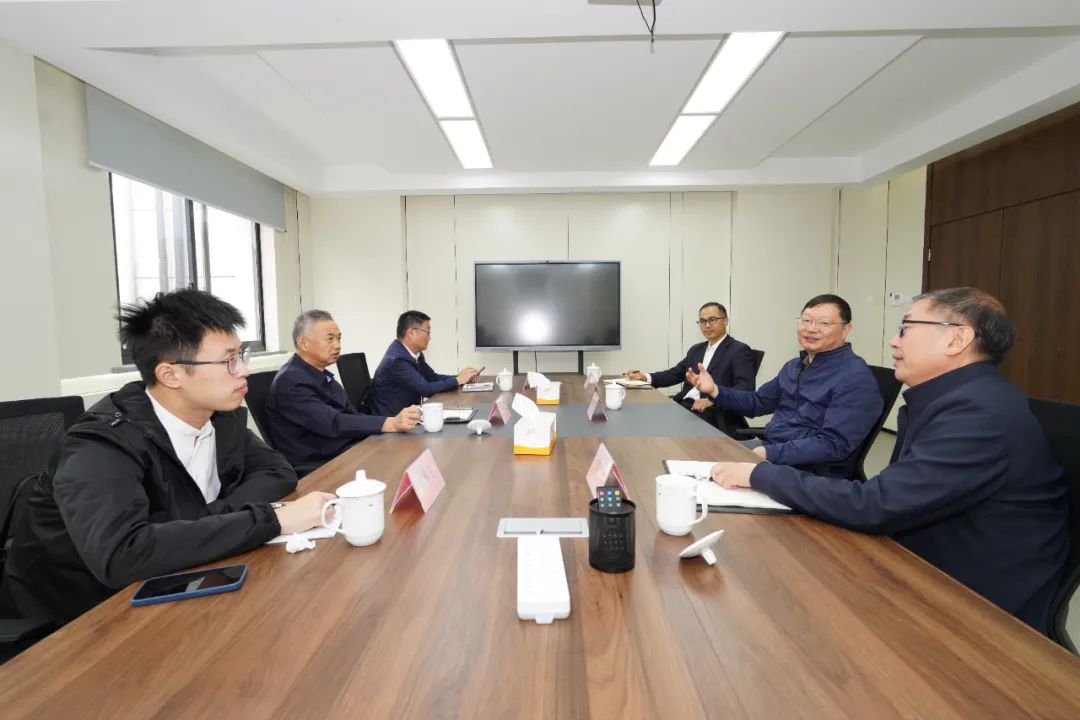 张家港市政协主席卞东方莅临华昌化工调研