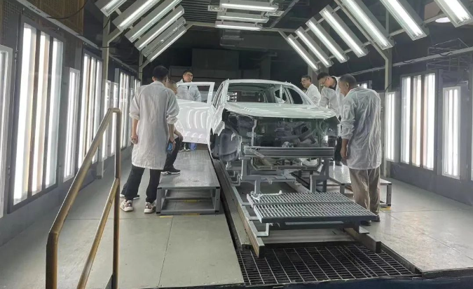 德威高固车身涂料于吉利新能源基地试喷成功