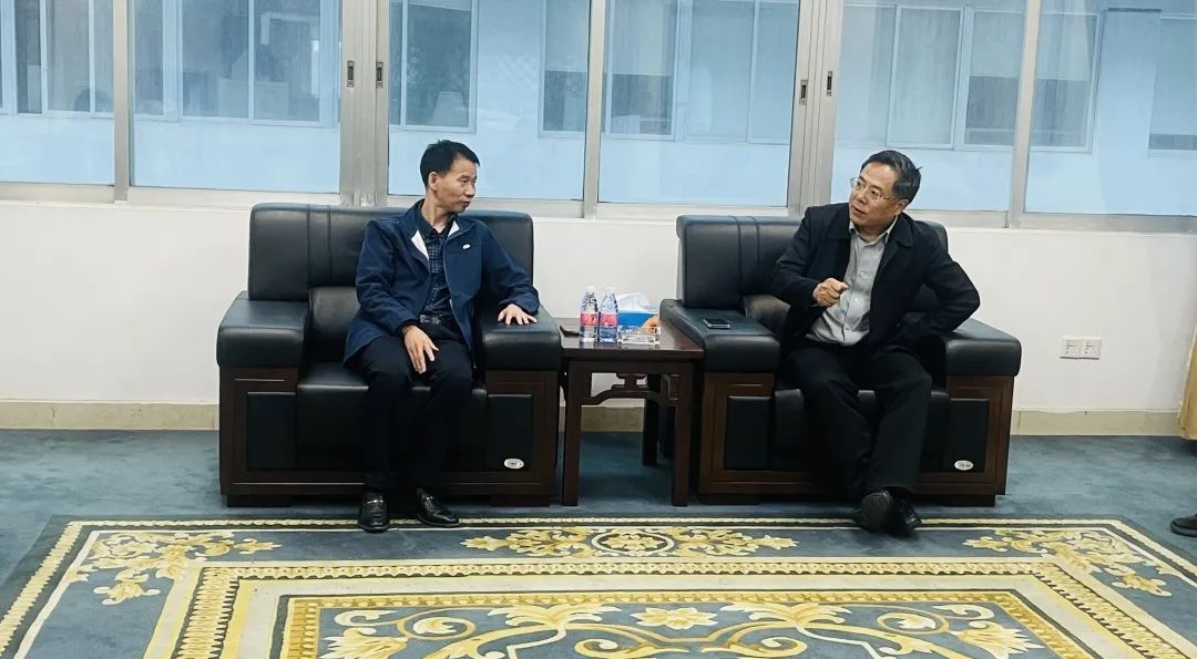 南康政协主席钟恢森一行莅临汇龙涂料，共同探讨家具产业转型升级新动向