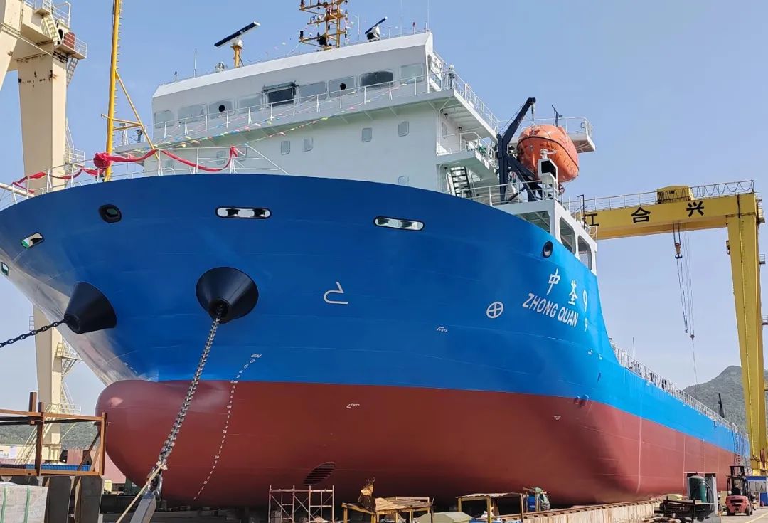 浙江鱼童助力“中荃9”轮顺利吉水，推动船舶涂装高标准发展