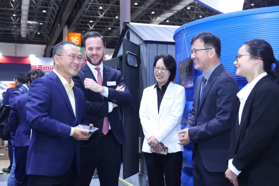 中国驻杜塞尔多夫总领事及杜塞尔多夫展览会总经理一行来金纬展台参观指导