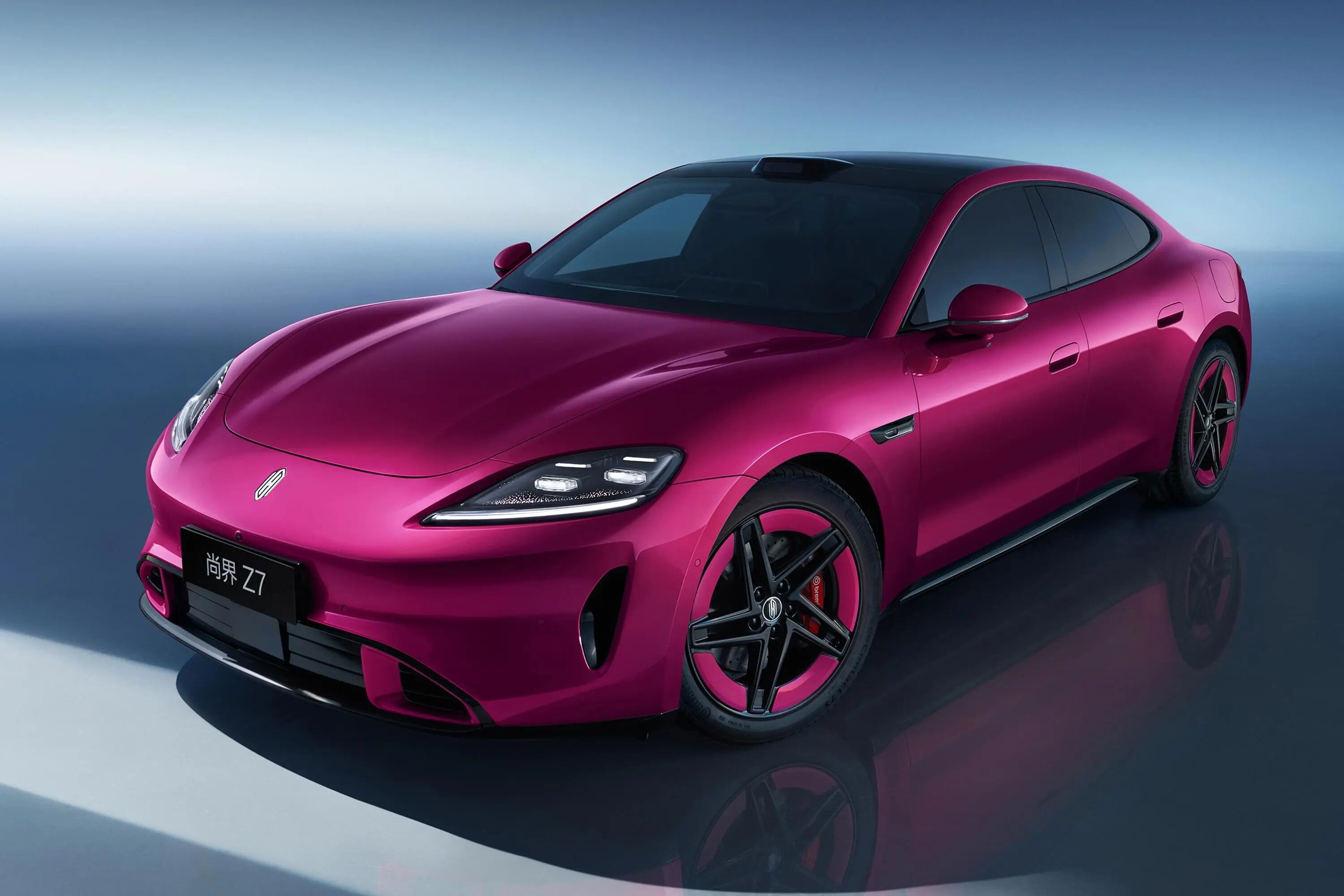 鸿蒙智行纯电轿跑尚界Z7首发亮相，立邦助力“电光紫粉”色彩构想落地